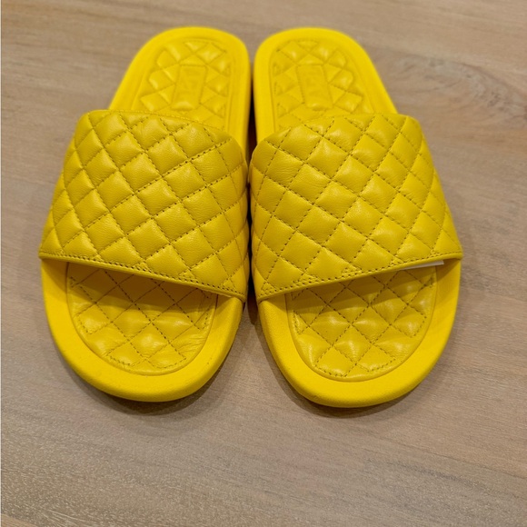 APL Women’s Lusso Slides NWT Racing Yellow - Picture 2 of 4